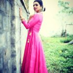 Sruthi Hariharan Instagram – Pink on my mind – now what emotion is that ? 
Designed by : @saritajoshicouture 
Earrings from : @shillpapuriidesignerjewellery 
Bracelets from @unniyarchajewelry 
Styled by the superwoman @bapatshweta 
Assisted by @shashwatichandrashekar and @snehagajula007 
Make up by the bestest @shivugowda2011 
Hair by Rekha 
Photography by Naveen . 
#masterdancer #playingjudge #lastfewweeks