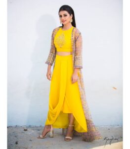 Sruthi Hariharan Instagram - The colours of sunshine... ☺🌞🌝
For #masterdancer
Designed by : @arsheen_sabherwal 
Accesories from @unniyarchajewels 
Styled by @bapatshweta 
Styling assistant @snehagajula007 
Assisted on location by @shashwatichandrashekar 
Make up by @shivugowda2011 
Hairstyle by @makeuphairbyvinyasahippla 
Assisted by @ekiran00007
Photography by @raaghavphotography
#yellowmakesmehappy #playingjudge #reality #dancerfeels