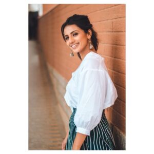 Sruthi Hariharan Instagram - Jhumkas with absolutely anything is personal style statement and I love eet 😊
Designed by @shashwatichandrashekar
Picture by @saptarshi_dg