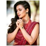 Sruthi Hariharan Instagram - With elegant and delicate designs, @unniyarchajewels caught my attention the first time when I saw @mayuri30 wearing their jewellery . Thank you guys for those spectacular ear rings and hand chain :) •Saree from @krimsonofficial •Co ordinated by @viralmantra •Accessories from @unniyarchajewels •Styled by @bapatshweta •Styling Assistant @snehagajula007 •MUP : @shivugowda2011 •Hairstyling by @makeuphairbyvinyasahippla •Assisted by @shashwatichandrashekar and @ekiran00007 •Photographed by @spsaagar
