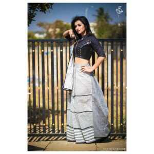 Sruthi Hariharan Instagram - Waiting to crossover .
Love this saree from @the_sewing_company
Ring from @sangeetaboochra
Septum ring from @quirksmithjewelry
Styled by @bapatshweta
Styling Assistant @snehagajula007
Assisted by @shashwatichandrashekar
Make up by @shivugowda2011
Make up assistant : @ekiran00007
Photographed by : @vasukikarkone @raaghavphotography
#dichromatic #masterdancer #weekdayevening #sareeagain #jacketforblouse