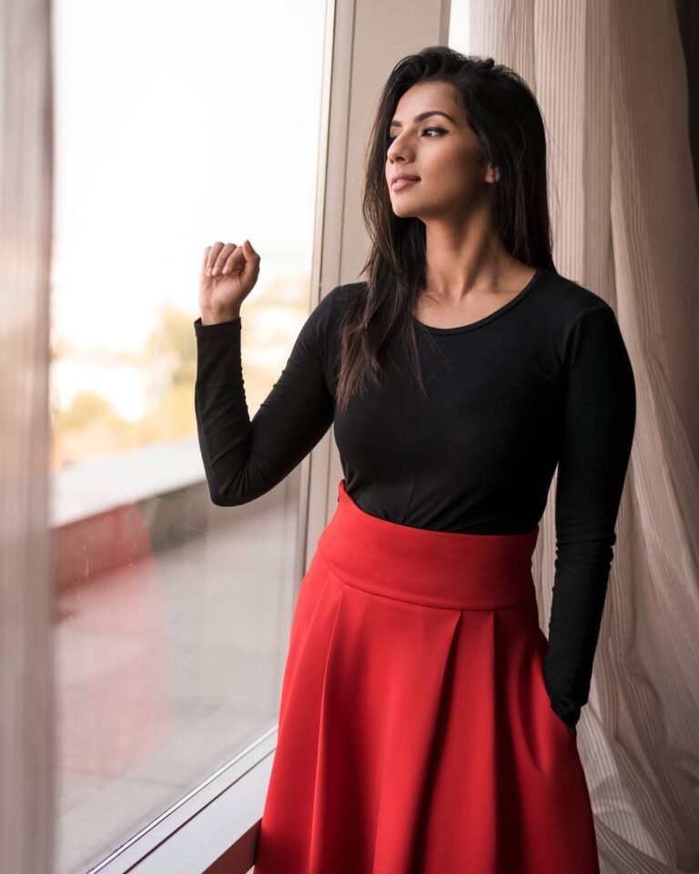 Sruthi Hariharan Instagram - Day dreaming. (like pose) 😊 Styled by : @bapatshweta Skirt by @srstore Photography by : @kalyanyasaswi Make up by : @ronan_mili #formalwear #comingout #thetruth #powerliftingwomen #southconclave2018 #sexismincinema #timesup Park Hyatt Hyderabad