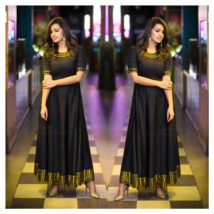 Sruthi Hariharan Instagram - "Put blinders onto those things that conspire to hold you back... especially the ones in your own head "

Styled by @bapatshweta 😍
Designed by @vastrabymilonee 
Accessories from @shillpapuriidesignerjewellery 
Make up by @nikithareddy_artistry 
Photograph by @raaghavraghu