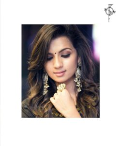 Sruthi Hariharan Instagram - Wore some gorgeous piece of jewellery from @shillpapuriidesignerjewellery ... thanks to @bapatshweta who fabulously put the look together . 
Also thank you @nikithareddy_artistry for coming at such a short notice and waving the magic wand 😁 
PC : @raaghavraghu (check his cool new logo out too on the top right of the picture ) #premiereshow #hpn