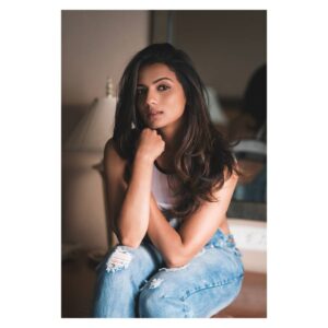 Sruthi Hariharan Instagram - I like hashtags. They remind me of waffles. # 
#waffles #project #huntingpotraits #randommusings #randomcomparisons .
.
Photography by @kalyanyasaswi 
Make up and Hair by @vyduryalokesh 
Styled by @arundathi_anjanappa 😊