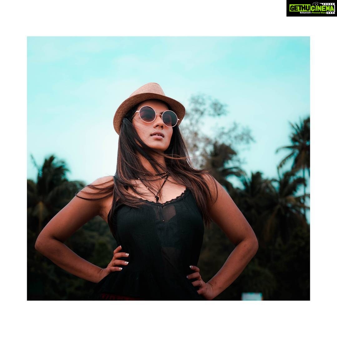 Sruthi Hariharan Instagram - The best part is you are wandering... aimlessly .. trying to make the best of all that life has to offer .. Yet knowing that you will be in the right direction... cos everything you do ... you do with honesty and love :) #nostoneunturned #travelbugindia #gokarnatales #creathives #Kalaathmika #travelogue #truemeaningofitall #norules #noinstitution #nogames #latergram #tbt PC : @ajith_achar (thanks kid ! π) OM BEACH kumta-gokarna