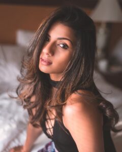 Sruthi Hariharan Instagram - And she looked... :) Picture by @kalyanyasaswi . Make up by : @vyduryalokesh . Styled by : @arundathi_anjanappa 
#huntingpotraits #experiments
