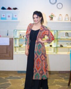 Sruthi Hariharan Instagram - After trying to make a post on this for 3 days, I realized that certain memories can never be put into words ... this is one such 😊... a lot transpired through the course of the  #Vanitytrunksale- that one week from the 7th of November to the 14th of November is something I am going to cherish for many years to come . Swipe right to see all the moments @raaghavraghu captured for us ❤ #memoriesforlife #allforareason #womencomingtogether #breakingstereotypes #decluttering #celebrate