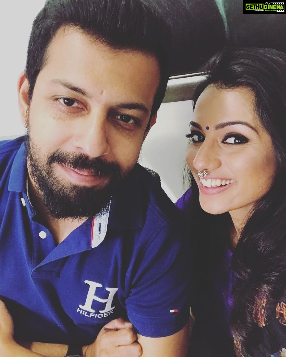 Sruthi Hariharan Instagram - February last year, when I got a call from his office .. my excitement knew no bounds. Though the audition was one of the most difficult ones I ever did... I almost kinda knew I'll be on his set - like it was meant to happen 😁😁 so you are welcome @bejoynambiar - also this good boy act of yours in this pic totally works🙄.... #solo #creativehigh #oneofmyfavoriteselfies #latergram #throwbackmemories😍 #mondaymood #actordirector #cinema