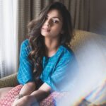 Sruthi Hariharan Instagram - I believe I am brave enough to explore the darkness - lest I re-discover the power of my own light . That light with which I can create my own prism effect .... Photography by: @kalyanyasaswi Make up by : @vyduryalokesh Styled by : @arundathi_anjanappa #huntingpotraits #prismeffect #inlovewithlife #haveitnootherway ☺☺ Hyderabad