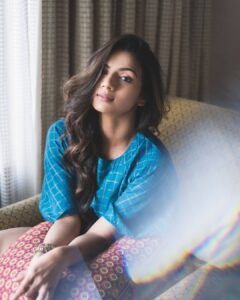 Sruthi Hariharan Instagram - I believe I am brave enough to explore the darkness - lest I re-discover the power of my own light . That light with which I can create my own prism effect ....
Photography by: @kalyanyasaswi 
Make up by : @vyduryalokesh 
Styled by : @arundathi_anjanappa 
#huntingpotraits #prismeffect #inlovewithlife #haveitnootherway ☺☺
