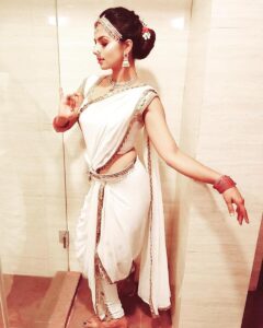 Sruthi Hariharan Instagram - Fish back in water !!! Shot at the ONLY place where hotel rooms have light 😋 
Make up by and styling by : @vyduryalokesh 
Hairstyling : @supriyasrip 
Costume by :@kalasthreebytejaswinikranthi
