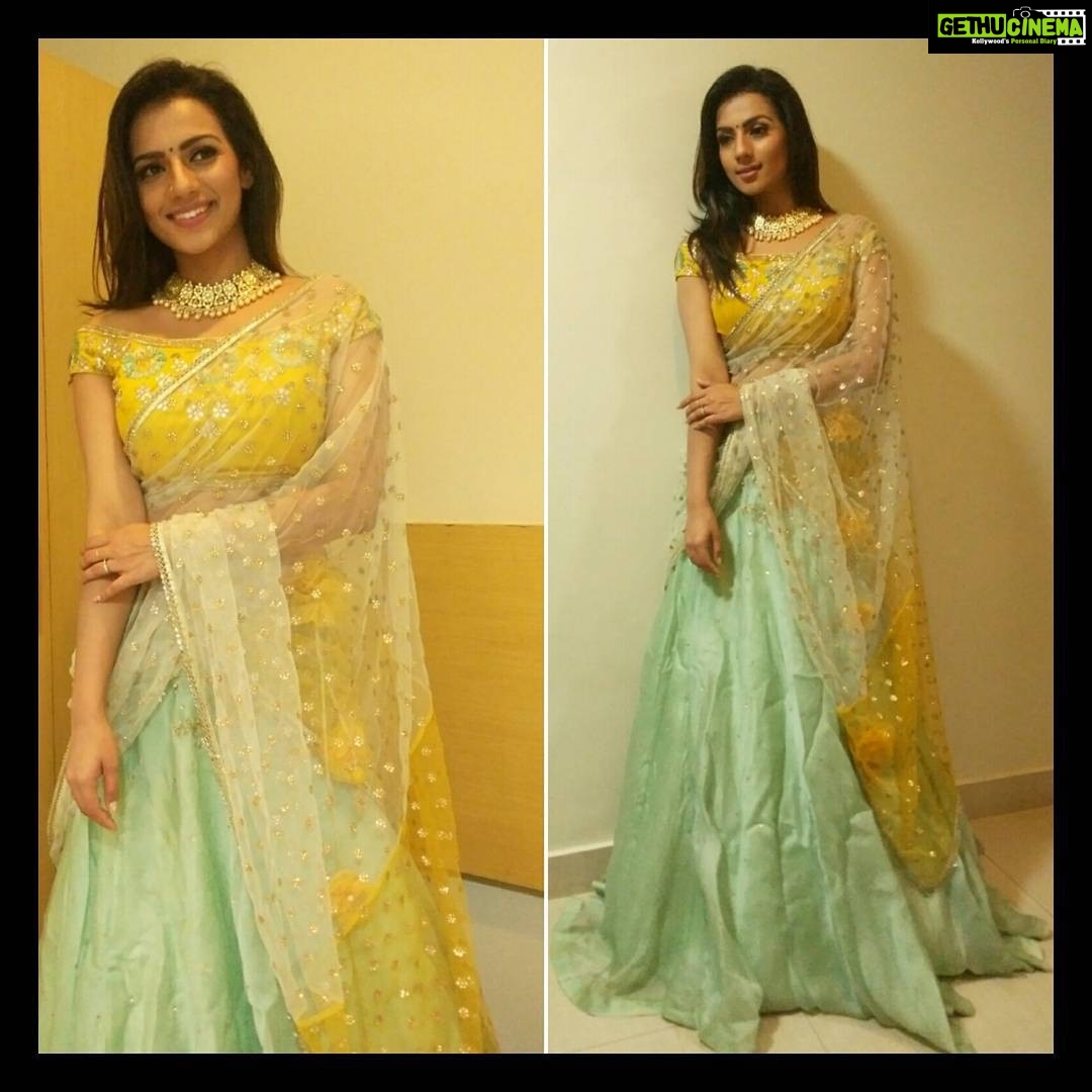 Sruthi Hariharan Instagram - "There is only one thing that makes a dream impossible to achieve, and that's the fear of failure" ~ Paulo Coelho And now moving to the other part of the post 😁 This gorgeous davani look is styled by : @nisharakiran Designed by : @soumyanandivadaofficial Accessories by : @mspinkpantherjewel Make up : @shivugowda2011 and team