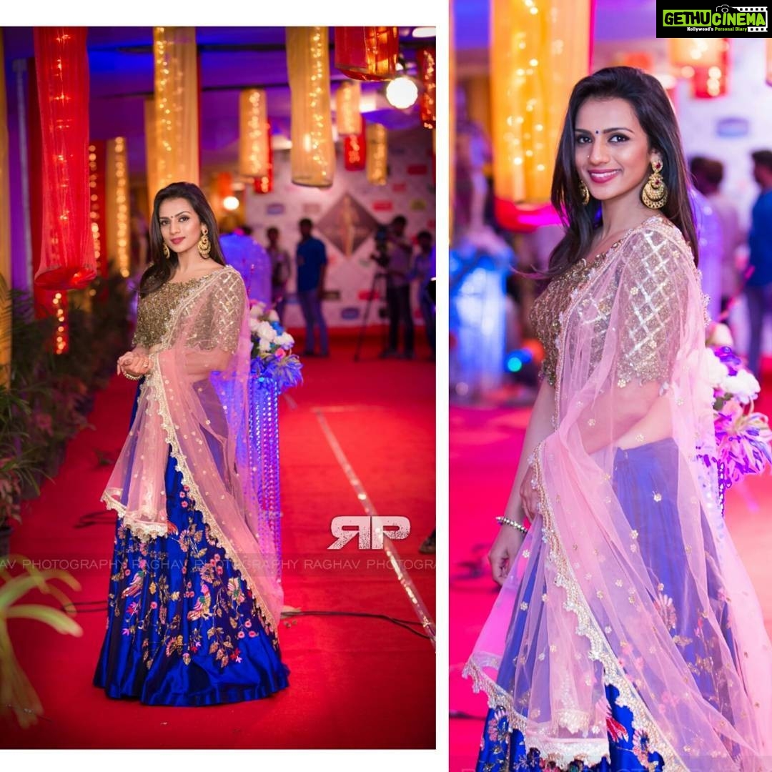 Sruthi Hariharan Instagram - The Zee Kutumba Awards has always been a platform to encourage and motivate talent from television .... And to be a part of it every year has always been a pleasure. Way to go @zeekannada ❤ And for this event, darling @nisharakiran put me into this gorgeous lehenga from @soumyanandivadaofficial - and inspite of the weight of the skirt (yes guys all these lehengas are super heavy) it was worth it for all the compliments the attire got me - so thank you Soumya - cant wait to wear more of your label😍😍 Styled by : @_nishra_ Make up by : team @shivugowda2011 And photograph by one man I owe a lot considering he is always a call away to collaborate and shoot with me - the amazing and my favorite @raaghavraghu - thank you macha ❤☺