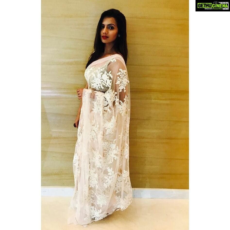 Sruthi Hariharan Instagram - This was what we decided would be apt for the #Solo press meet in the one place you wouldn't see too many sarees - Dubai :) And man I loved it for its simplicity and elegance - so thank you @_nishra_ for once again helping me look my best. Styled by @nisharakiran :) #newexperiences #dubaiforthefirsttime #Solo #Loveforsarees