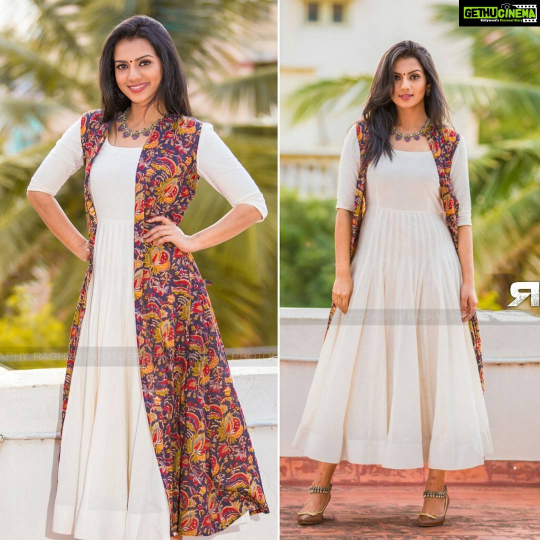Sruthi Hariharan Instagram - Experience tells you what NOt to do and confidence allows you to stick by it .... 😁 And here I am feeling fantastic and promoting #Taarak in another gorgeous Indian salwar and jacket from @turquoisedesignstudio ❤ Accessories borrowed from @tejukranthi love the anklets especially Make up : @shivugowda2011 Pic courtesy : by the ever amazing @rp.raghavphotography #whitelovers #anotherfilmstory #walkthetalk #lovewhatyoudo #haveitnootherway #indianwoman