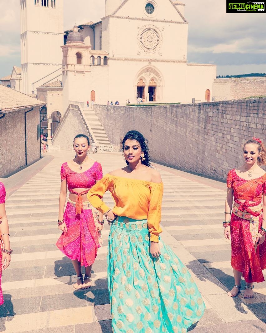 Sruthi Hariharan Instagram - Song and dance time #Taarak teaser releasing today and with that we flag off #Taarakotsava - first stop- Namma Mysuru. The entire team is going to be there tomorrow from 6pm onwards all ready to shake a leg :) Looking forward to meeting all you mysureans there β€ PS: wearing a design by @thashwini_prakash, make up by shivu π #tbteurotrip2017