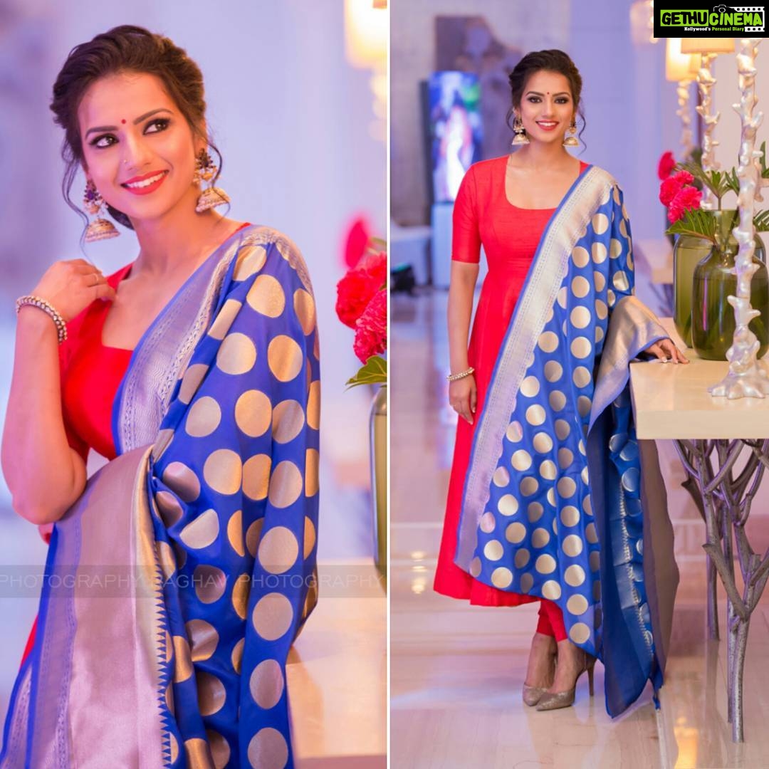 Sruthi Hariharan Instagram - True to my love for all that is Indian, the look for #Taarak audio launch was one I truly enjoyed - and all credits to three people for this :)... @vyduryalokesh for waving her magic wand with the makeup and hairstyling , Nishara and Nischita for the red anarkali and gorgeous blue silk dupatta- shop this look at @_nishra_ ; and lastly @raaghavraghu for capturing it all with his camera :) #releasingsoon #eventsandreleases #wrappingitallup