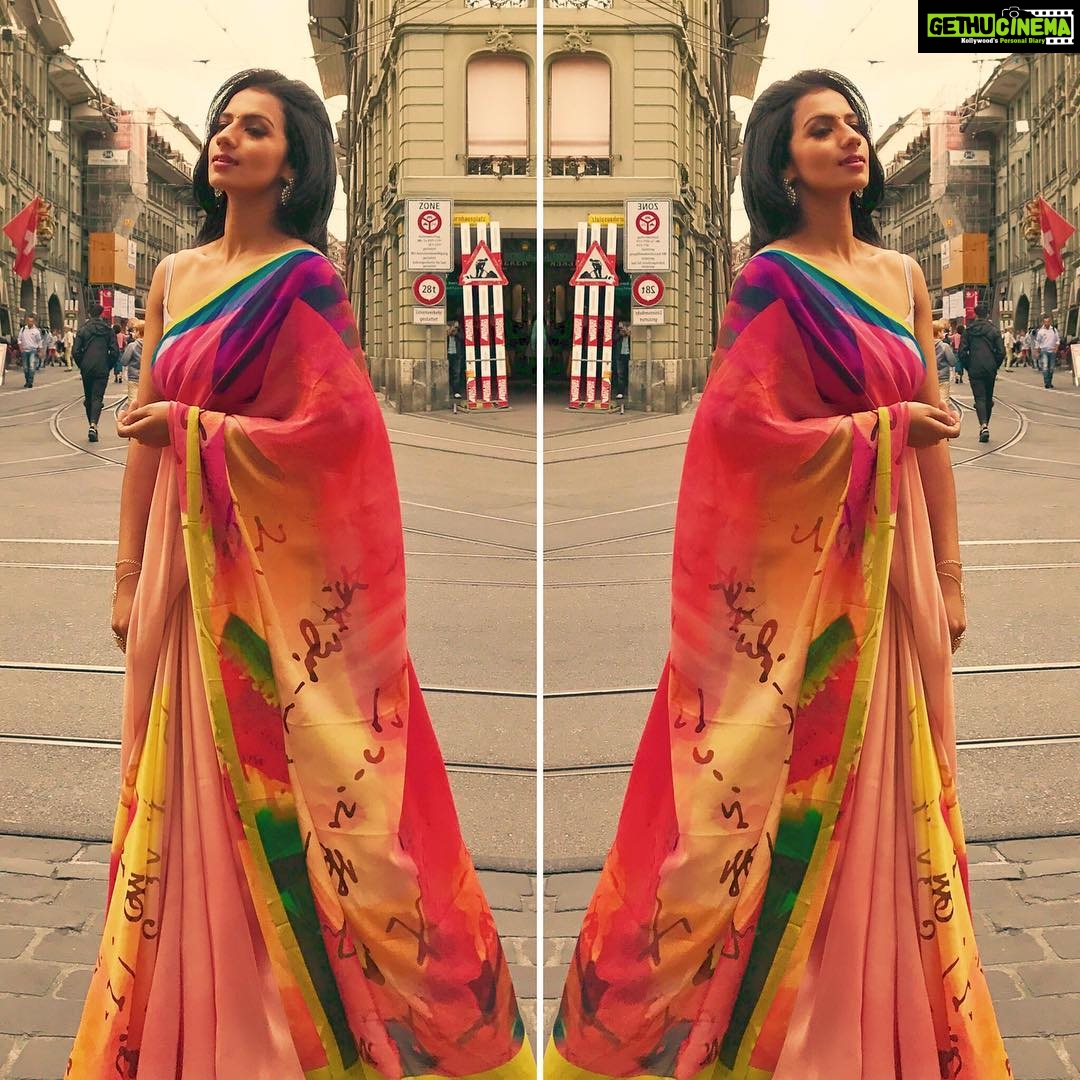 Sruthi Hariharan Instagram - Strutting around the city of Bern in a saree, lip syncing to a song from the film, and shooting in those busy streets against some gorgeous backdrops was quite a crazy experience... The challenge was to regain composure and desperately try and look sane after every cut, lest the live audience of foreign chokras and chokris wrote us off as a crazy bunch of people ... 🤡 Don't get me wrong ... it's fun and I enjoy performing it as much as most of you enjoy watching it ☺️ Saree designed by @thashwini_prakash Make up by the irreplaceable @shivugowda2011 PS: Audio release of #Taarak on 17th of this month :)
