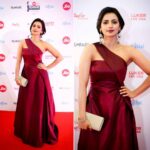 Sruthi Hariharan Instagram - The red carpet walk at this year's Jio @filmfare 2017 was almost dream like in this gorgeous wine coloured silk gown 😍😊 Designed by the amazing @chaitanyarao_official for TRENDS and make up by the magician @shivugowda2011and hairstyle by Paramesh; the experience of sauntering up that stage to receive the award was nothing less than a dream 😊 Also thank you Chaitanya for all the patience, support, confidence and perfect management with the look for the evening - looking forward to wearing your designs more ❤ #longtailgown #trippyevening #starrynight #GBSM #FirstBlackLady #thankgodididnttripandfall #posing #shutterbugs #playingdressup NOVOTEL, Hyderabad