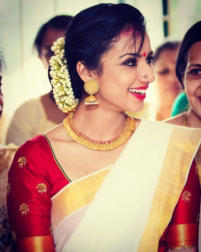 Sruthi Hariharan Instagram - There is something about the white and gold traditional Kerala saree that I love ... With hand embroidered blouse by @tejukranthi... (Nosepin stolen from her too) Gorgeous Kaasu malai from @bcos_its_silver and make up by my love @vyduryalokesh .... We went minimalistic and kept it elegant :) Thank you @nisharakiran PC: the awesome @raaghavraghu