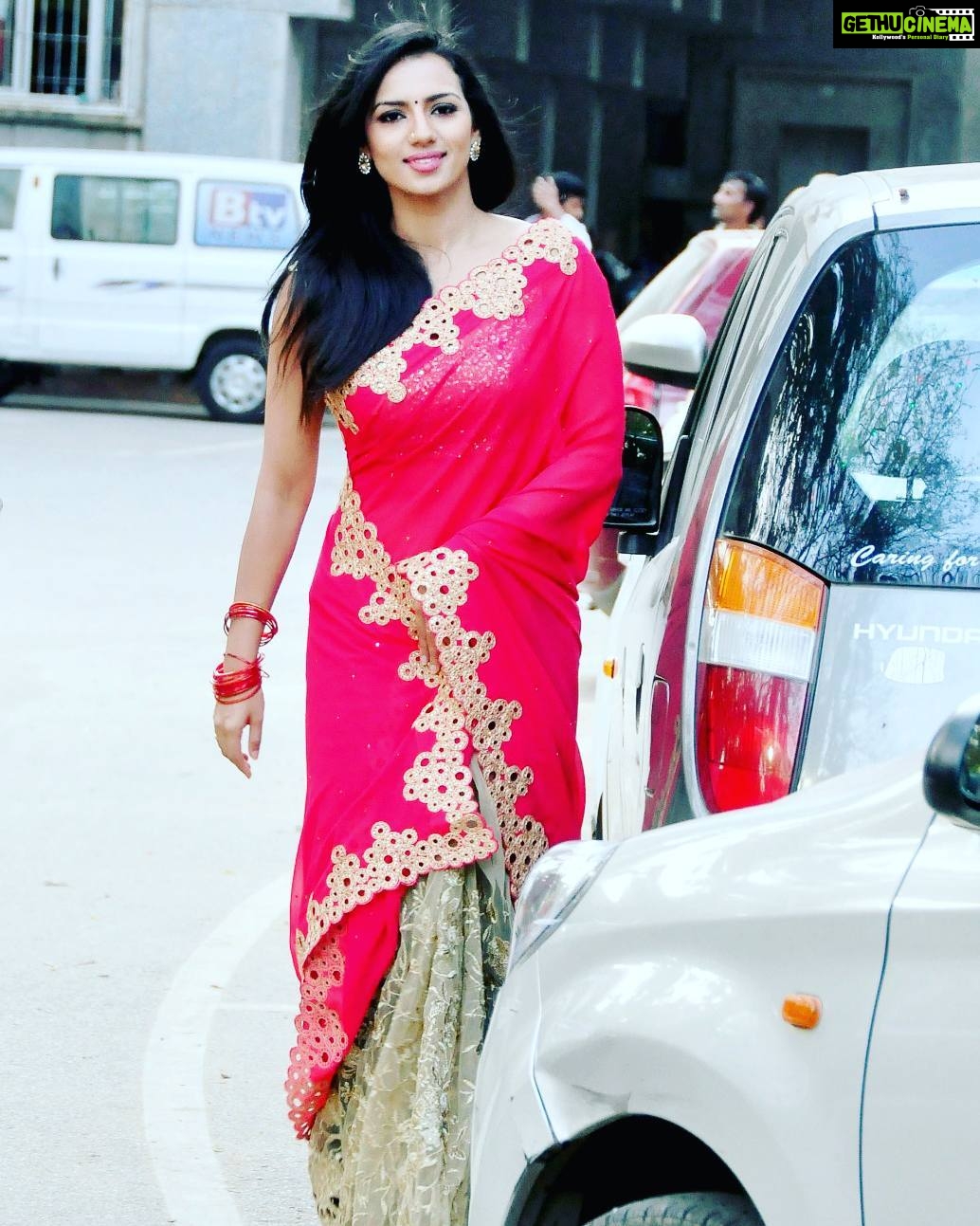 Sruthi Hariharan Instagram - The saree swag !! Nothing can beat candid photos ...especially for people like me who cant pose :D At #Urvi promotions - thank you for all the love and support ... We are trying our best to reach the film to you all.. Styled by @nisharakiran .