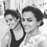 Sruthi Hariharan Instagram - A day of many firsts ends with this - My first throwback from some amazing time I had with this kutti,phenomenal, mad girlfriend of mine in Chicago last year 😍 @shraddhasrinath Louve overflowing ! Baaa matte hogana ;)
