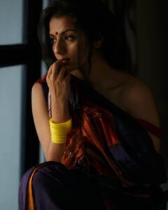 Sruthi Hariharan Instagram - #ILKAL SERIES 6 
I don't know who she is... and am pretty sure you don't too... .
.
📸 @ganeshdevarajan
Styled and designed by @mahitha_prasad #ilkalfashion #sustainablefashion #buyanilkal #givebacktothecommunity #madeinindia #handloomrevival #handloomed