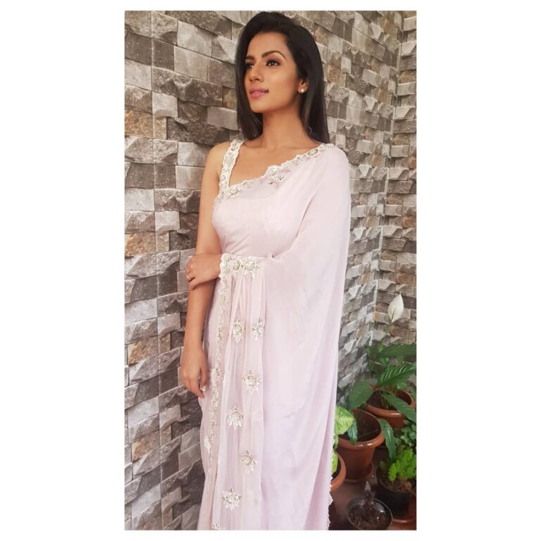 Sruthi Hariharan Instagram - No amount of high fashion, heavily accesorized, bespoke couture, can even come close to the simplicity and elegance of a saree- Me thinks . Don't know about you 🙂 Saree by @izzumimehta Styled by @bapatshweta Assisted by @snehagajula007 Make up by @shivugowda2011 Hair by yours truly 🐈 Assisted by @ekiran00007 #fbbFashionBonanza #bigbazaar #safestbet #sareeforever