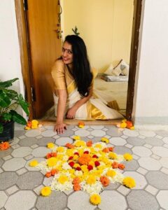 Sruthi Hariharan Instagram - A reason to play dress up and eat some delicious food. Although it was just the three of us-  @raamkumar.r,  baby J, and I... today will be a day I'll look back at and truly smile . My little family... 
#onam2020 #loveisenough