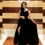 Sruthi Hariharan Instagram – For Filmfare 2019 South awards .
When nothing else worked out owing to the excess mommy fat all over – @mahitha_prasad came to my rescue and how !! :) Thank you for being there once again Mahitha ♥️♥️ I owe you big time 🙃
Assisted by the kid who is back in my life @shashwatichandrashekar
Jewellery from @velvetboxby
Make up and hair by @eddys_artistry 
Photos by @mrudhulasridharan
#xstoxl #lovinmyfood #foodgasms #postpartumbody #timetohitthegym #itsaboutfitness #notaboutfat oh and #awards too 😬 Hilton Chennai