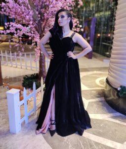 Sruthi Hariharan Instagram - Re-uniting with the world of glitz and glam. 
For @filmfare 2019 south awards 
Designed by my knight in shining armour @mahitha_prasad ( thank you love for making this for me in a DAY !!) Assisted by @shashwatichandrashekar 
Jewellery from @velvetboxby 
MUP and Hair by @eddys_artistry 
Photo by another woman I love @mrudhulasridharan 
#awardsnight2019🏆 #makingupafterayear #NATHICHARAMI #mommyduties #grandmombabysits
