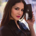 Sunny Leone Instagram - This was worth every penny, a phone so beautiful and sleek that I feel it was made for Me. 😍 @oneplus_india #OnePlus7tProMcLarenEdition #OnePlus Sunny Leone