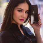 Sunny Leone Instagram – This was worth every penny, a phone so beautiful and sleek that I feel it was made for Me. 😍

@oneplus_india #OnePlus7tProMcLarenEdition #OnePlus Sunny Leone