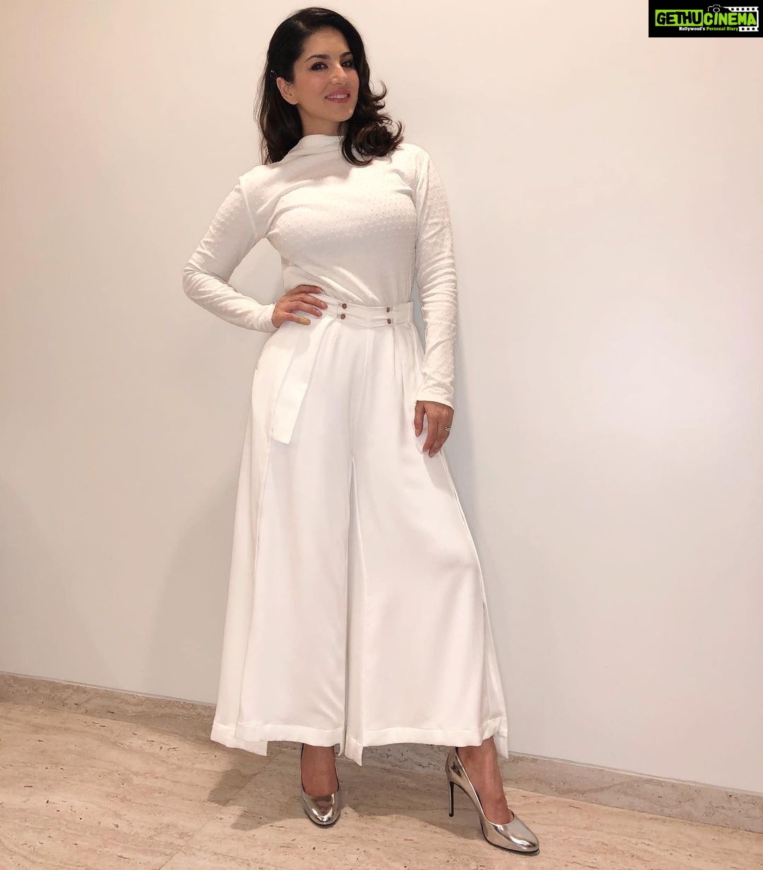 Sunny Leone Instagram - Love this cutie outfit!! . Lips: #Kissmepink by @starstruckbysl Outfit: @madebycuin Styled by @hitendrakapopara