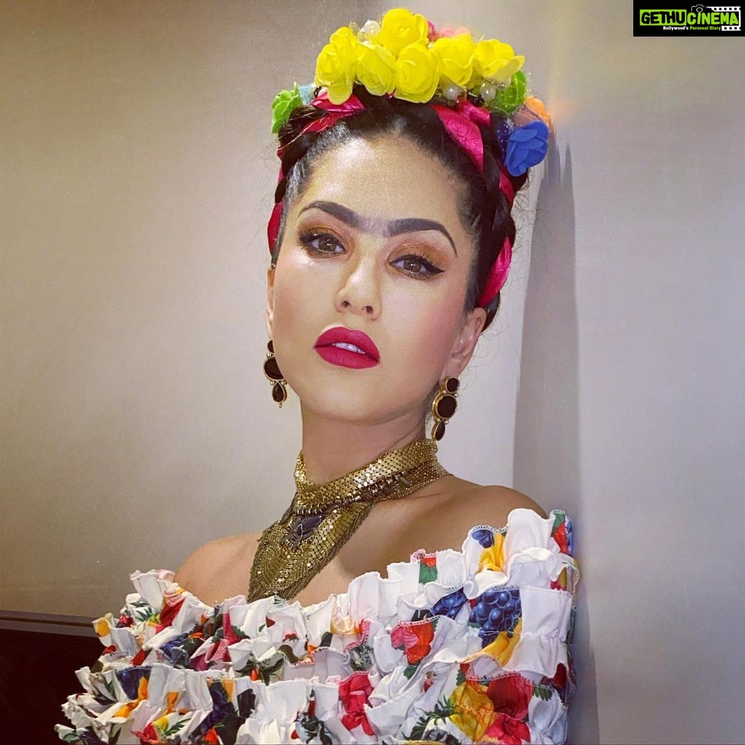 Sunny Leone Instagram - Buenas Noches amigos! Me llamo Frida!!