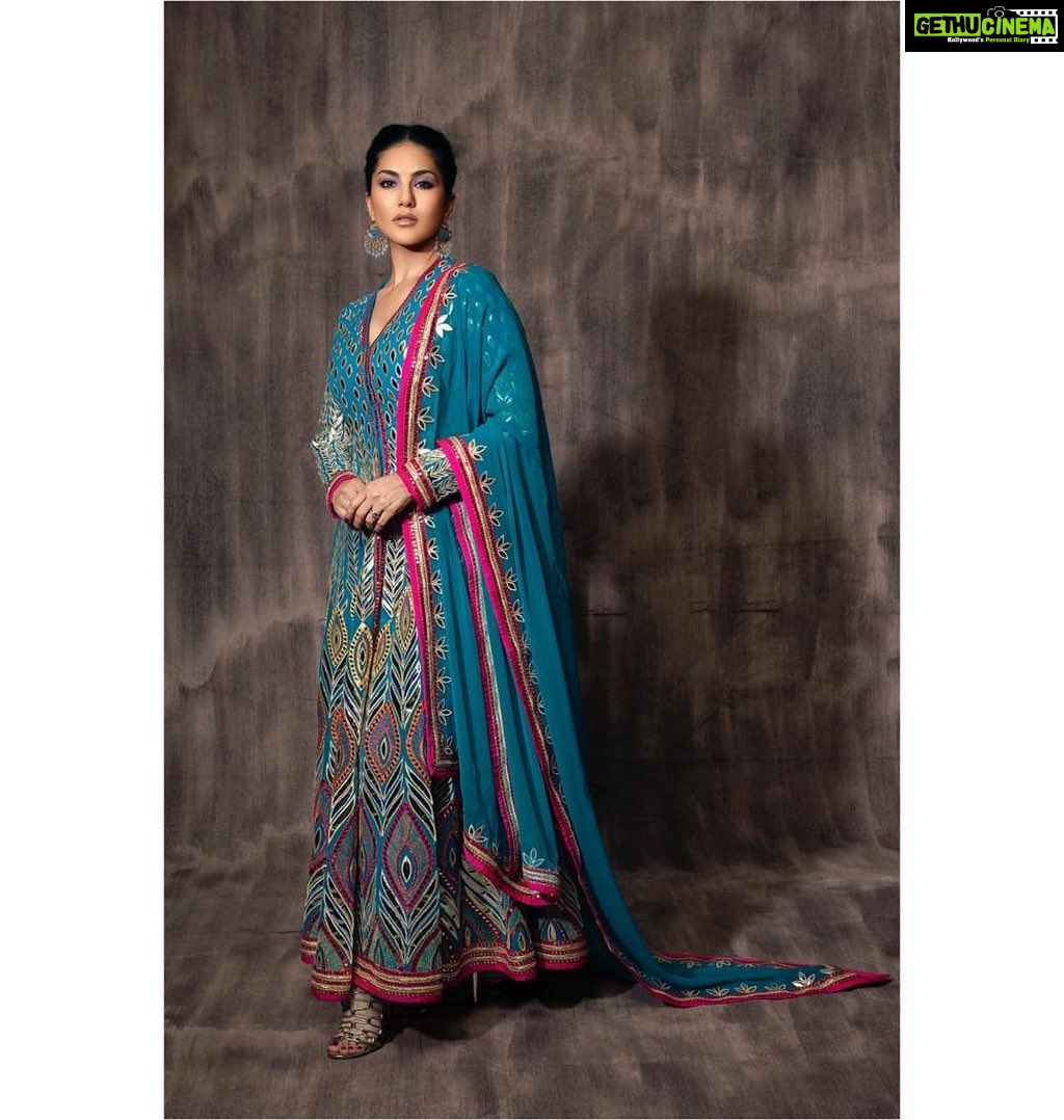Sunny Leone Instagram - Happy Diwali!! Outfit: @abujanisandeepkhosla Accessories: @curiocottagejewelry Styled by @hitendrakapopara Styling Asst @shiks_gupta25 & @sameerkatariya92 Shot by @sjframes