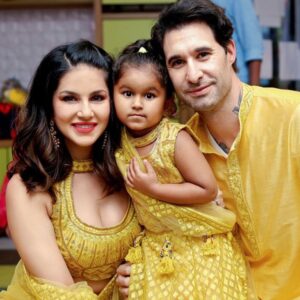 Sunny Leone Instagram - Happy Diwali from the Weber’s!! Outfit: @reetiarneja
Accessories: @curiocottagejewelry
Styled by @hitendrakapopara
Styling Asst @shiks_gupta25 & @sameerkatariya92