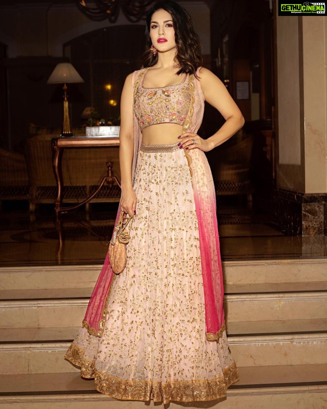 Sunny Leone Instagram - Xoxo Lips: #Rooberry by @starstruckbysl Outfit: @bhumikagrover Accessories: @curiocottagejewelry Bag: @bhumikagrover Styled by @hitendrakapopara Styling Asst @shiks_gupta25 & @sameerkatariya92 HMU @devinanarangbeauty @jeetihairtstylist Shot by @sjframes