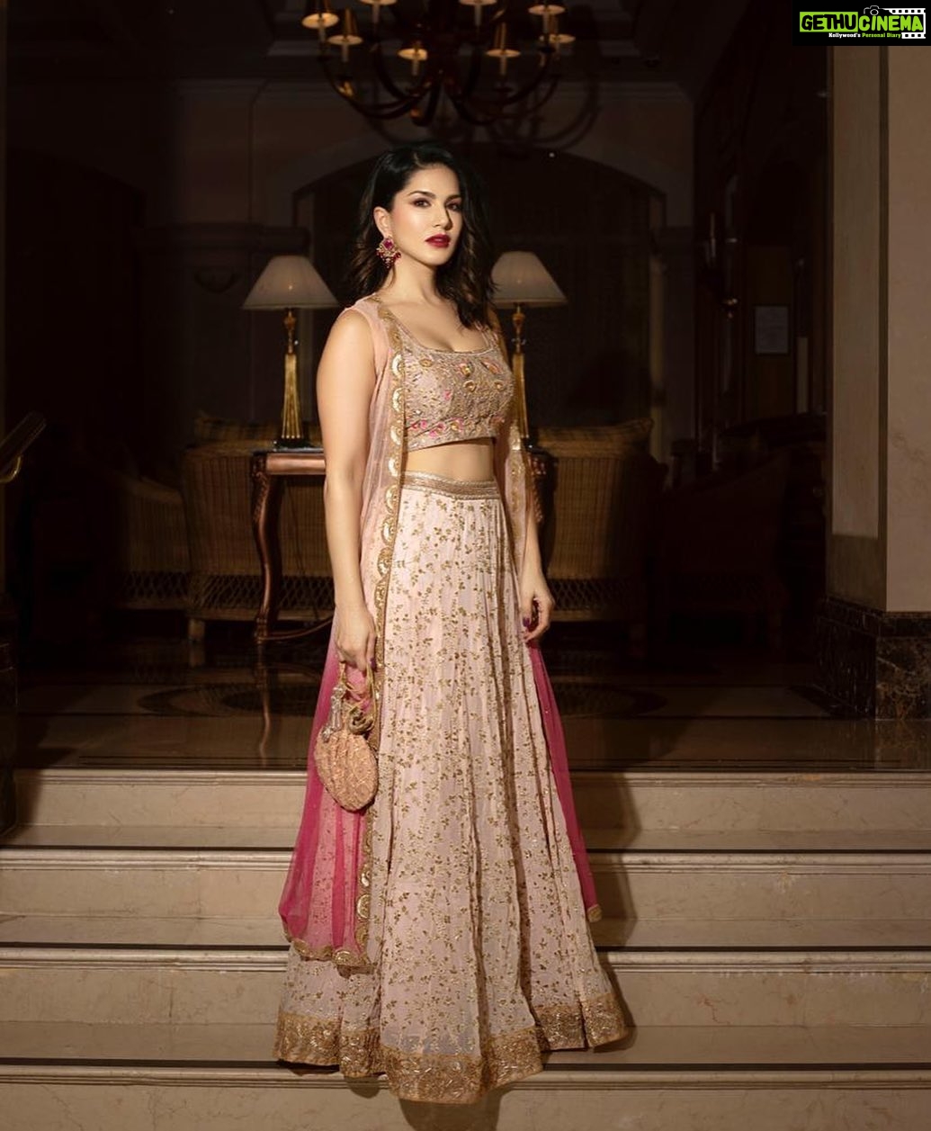Sunny Leone Instagram - Diwali!! Lips: #Rooberry by @starstruckbysl Outfit: @bhumikagrover Accessories: @curiocottagejewelry Bag: @bhumikagrover Styled by @hitendrakapopara Styling Asst @shiks_gupta25 & @sameerkatariya92 HMU @devinanarangbeauty @jeetihairtstylist Shot by @sjframes