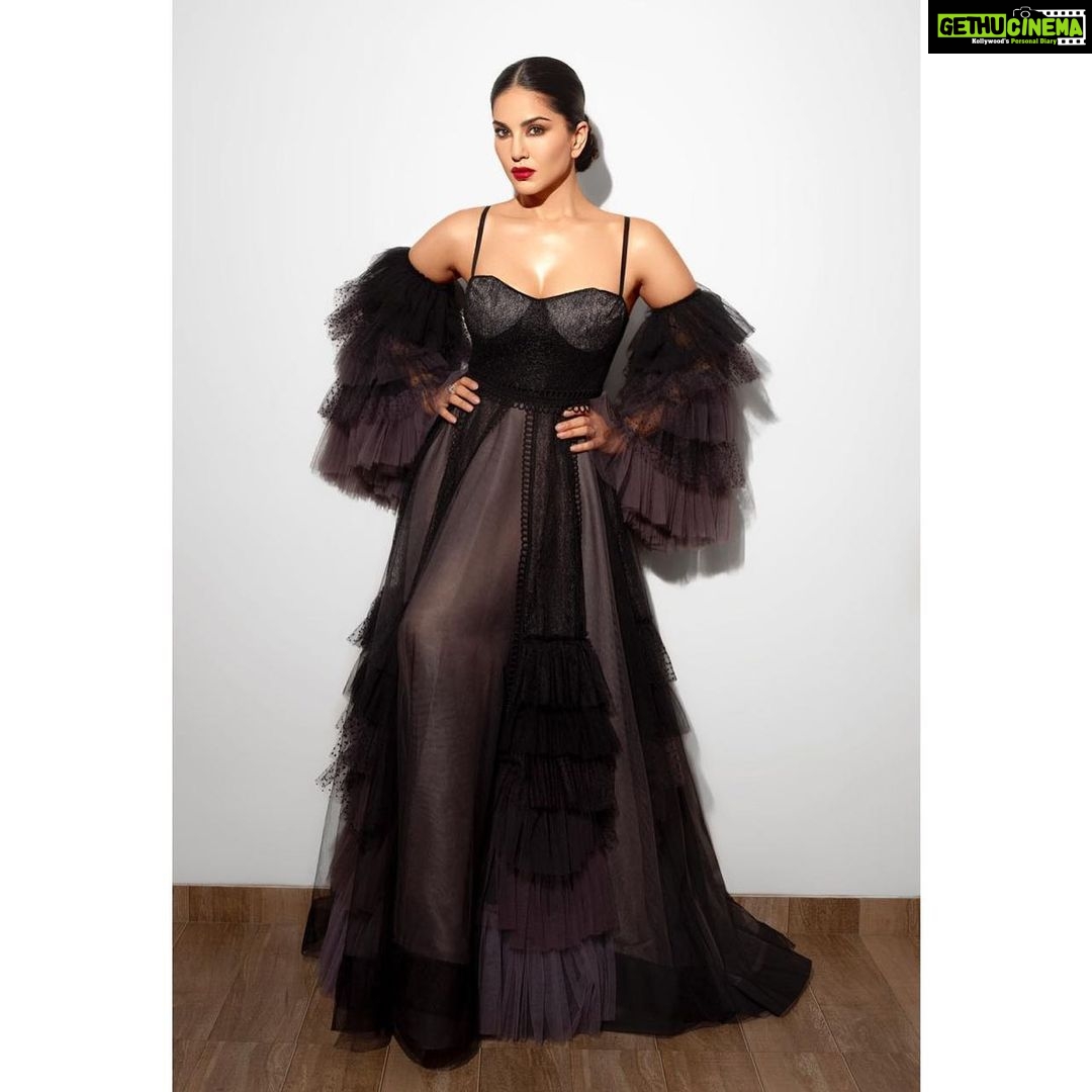 Sunny Leone Instagram - Loved this gown from the other night :) Lips: #CherryBomb by @starstruckbysl Outfit: @supriamunjalofficial Accessories: @aquamarine_jewellery Styled by @hitendrakapopara Styling Asst @shiks_gupta25 & @sameerkatariya92 HMU @devinanarangbeauty @jeetihairtstylist Shot by @sjframes