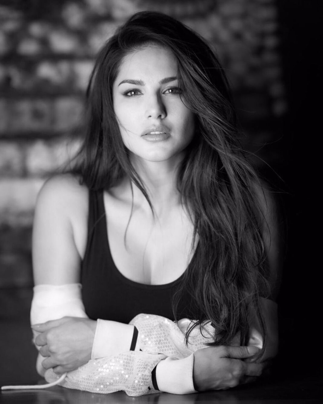 Sunny Leone Instagram - No Monday blues today! Ended my shoot day with this photo by @avigowariker thank you for taking this photo! Lots of love! Hair - @jeetihairtstylist Make up - @devinanarangbeauty Styling by - @hitendrakapopara