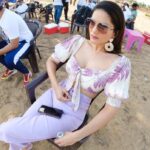 Sunny Leone Instagram – Hanging out on set…