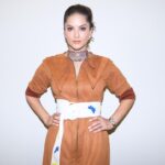 Sunny Leone Instagram – 😍
.
.
Outfit: @raegun_design
Styled by @hitendrakapopara
Styling Asst @shiks_gupta25
HMU @tomasmoucka @jeetihairtstylist Juhu, Maharashtra, India