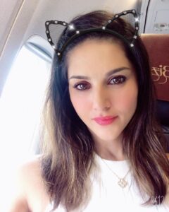 Sunny Leone Instagram - Nothing brings me more joy then the ability to fly home to see my babies (all 4) even if it’s only for a few hours! Worked night shift and now time for family time before flying back to shoot :)