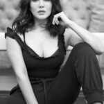 Sunny Leone Instagram - Life! . . Shot by @avigowariker Makeup by @tomasmoucka Hairstylist : @jeetihairtstylist