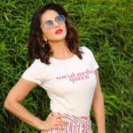 Sunny Leone Instagram - 👑 Boom!! Top: @onlyindia Pants: @forever21_in Accessories: @bellofox Sunglasses: @ideeeyewear Styled by @hitendrakapopara Styling Asst @shiks_gupta25 & @sameerkatariya92 HMU @tomasmoucka @jeetihairtstylist #SunnyLeone Sunny Leone