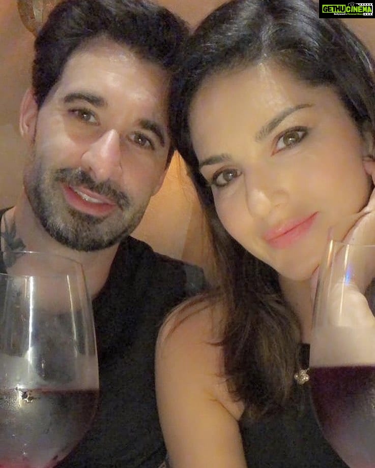 Sunny Leone Instagram - When you want to do something new in life , go for it !!! Try it , maybe it works or maybe it fails !!! Either way you tried !!! Cheers to our newest and most creative new venture yet !!! It’s going to be amazing !!! Follow @theartfusionjuhu for all details !!! Opening soon !!! @dirrty99 Sunny Leone