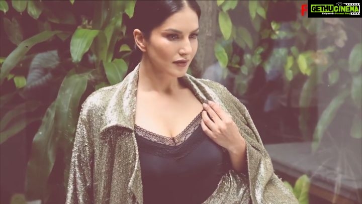 Sunny Leone Instagram - It was so much fun shooting for @filmfare ! Check out the #BTS from the shoot!! #SunnyLeone #Filmfare #covergirl