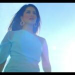 Sunny Leone Instagram - Are you ready for some #Nakhre? Presenting the first teaser of my upcoming video #HollywoodWaleNakhre Produced by my dear friend @hitendrakapopara and sung beautifully by debutant @upeshjangwal. Music by @tanveersingh77 Directed by @devdofficial @BigBatFilms @piyuushj9 @zeemusiccompany @shahrozakhan #SunnyLeone #sunnykenakhre #hwn #hitendrakapoparafilms #ravinderjeetdariya